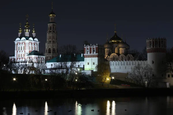 Cidade Moscou 2021 Noite Reflexão Mosteiro Novodevichy Água — Fotografia de Stock