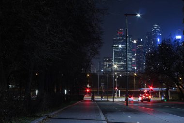 Moskova şehri 2021, gece gökdelenli cadde ötede.