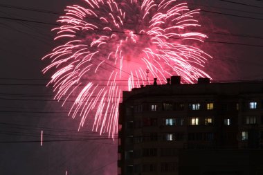 Moskova şehri 23 Şubat 2022 'yi selamlıyor, uzun pembe çizgili.
