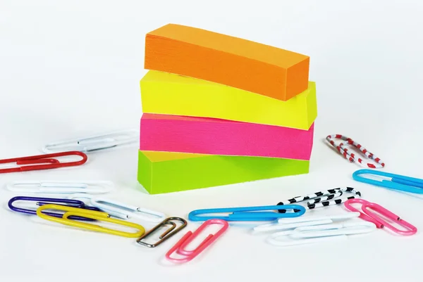 Adesivos de néon e clipes de papel coloridos — Fotografia de Stock