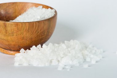 deniz tuzu ve ahşap kase