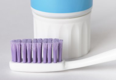 Diş fırçası ve diş macunu.