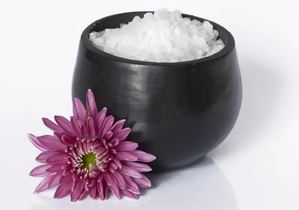 Морська сіль в керамічній мисці з квіткою — стокове фото