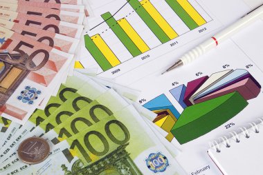 para, kalem ve defter bir grafik üzerinde