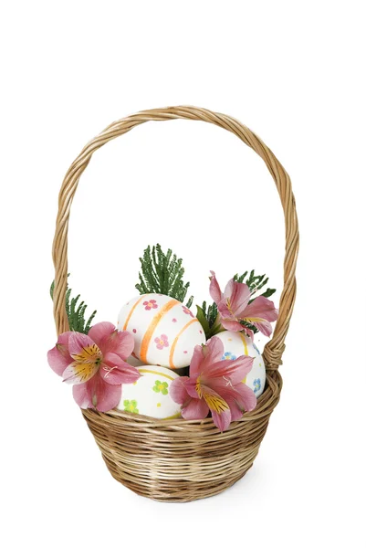 Uova di Pasqua e fiori rosa — Foto Stock