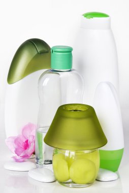 Kozmetiklerle dolu şişeler