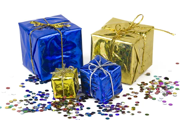 Cajas de regalo sobre un fondo de confeti — Foto de Stock