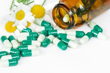 dökülen hapları, bir şişe ve iki çiçek papatya