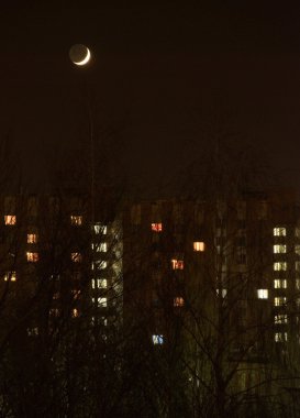 şehrin üzerinde moon