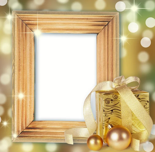 Hediye kutusu ile üzerine beyaz izole Noel topları — Stok fotoğraf