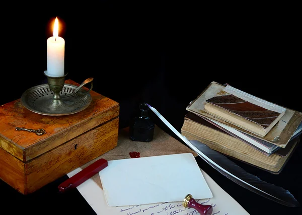 Натюрморт с старинными письменными инструментами — стоковое фото