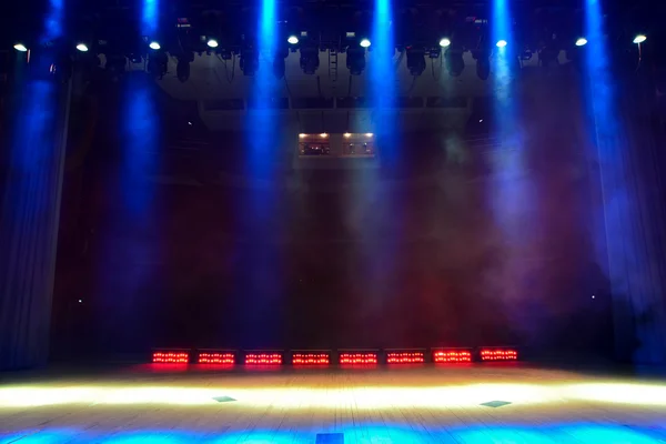 Palco de concerto vazio iluminado com fumaça — Fotografia de Stock