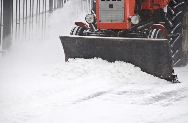 Traktor beseitigt Schnee — Stockfoto