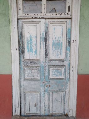 Kapı ve duvar. renkli ve antika 