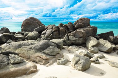 büyük kayalar ve mavi gökyüzü güzel bir plaj