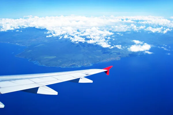 Blick von oben auf Land und Ozean — Stockfoto