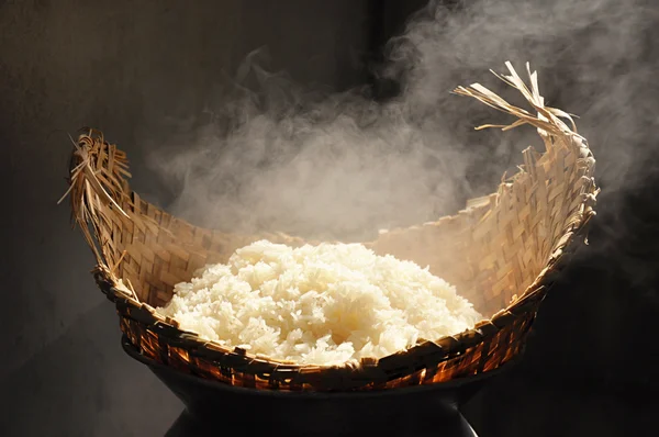 Arroz pegajoso em vapor de madeira — Fotografia de Stock