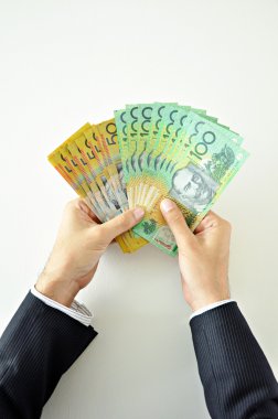 para - Avustralya Doları tutan eller