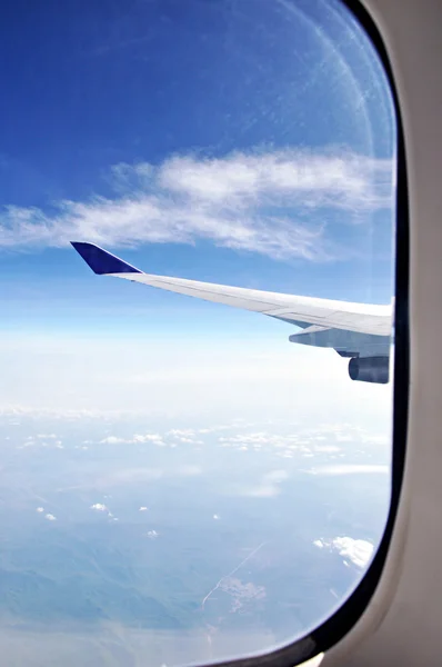 Vista del cielo desde la ventana del avión — Foto de Stock