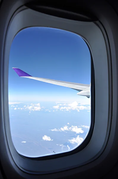 Blick auf den Himmel aus dem Fenster des Flugzeugs — Stockfoto