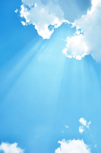 Solljus och blå himmel — Stockfoto