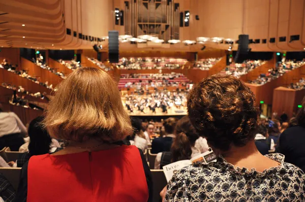 Audiências na sala de concertos — Fotografia de Stock