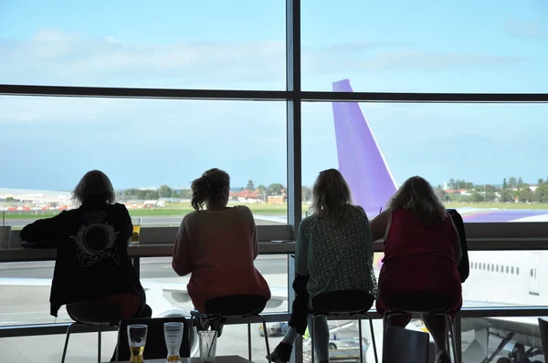Pasażerów, czekając na lot na lotnisku — Zdjęcie stockowe