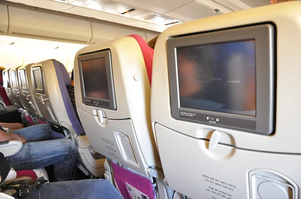 Сидіння літака з окремим екраном на борту — стокове фото