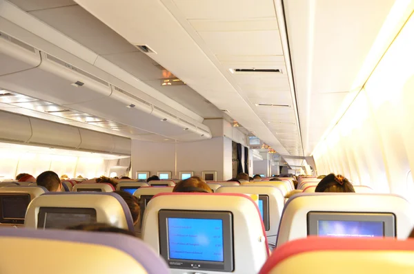 Interior da cabine de aeronaves com passageiros — Fotografia de Stock