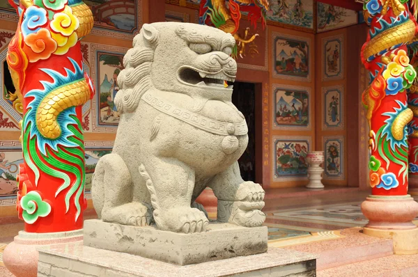 Statue de lion dans le temple chinois — Photo