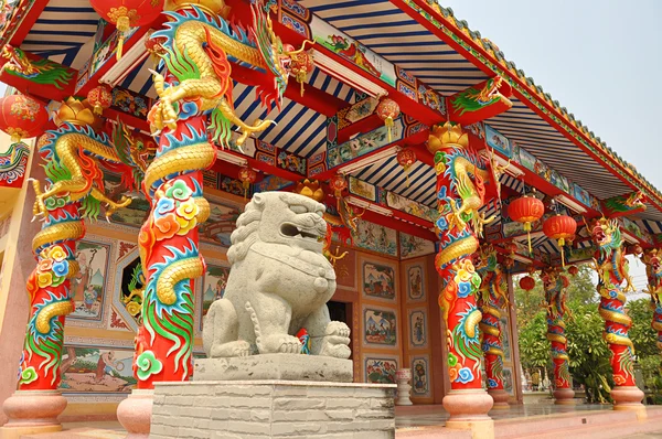 Статуя льва в китайском храме — стоковое фото