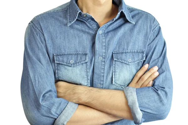 Чоловік у джинсовій сорочці, що перетинає його руки — стокове фото