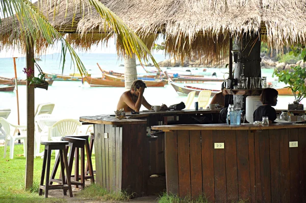 在靠近海边的地方酒吧的人 — 图库照片