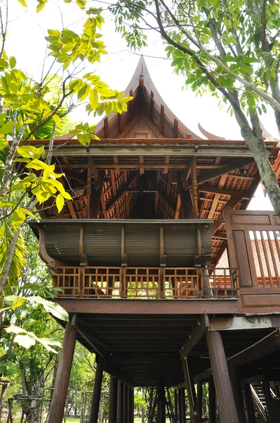 Oude houten Thaise stijl huis — Stockfoto