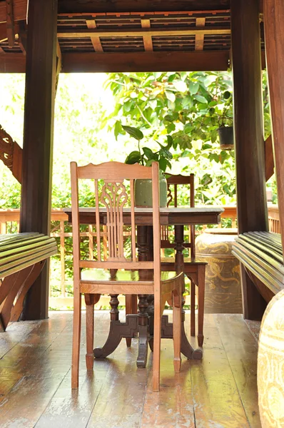 Ancienne table en bois placée à l'intérieur du gazebo — Photo