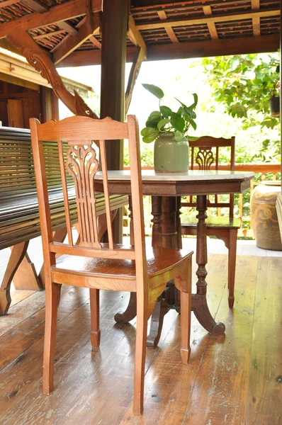 Ancienne table en bois placée à l'intérieur du gazebo — Photo