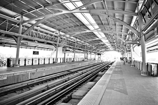 Indoor train tracks and platforms — Stock Photo, Image
