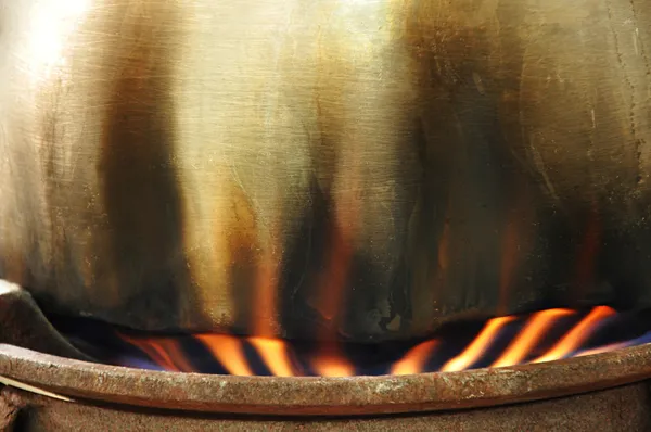 Fogo sob a panela de cozinhar — Fotografia de Stock