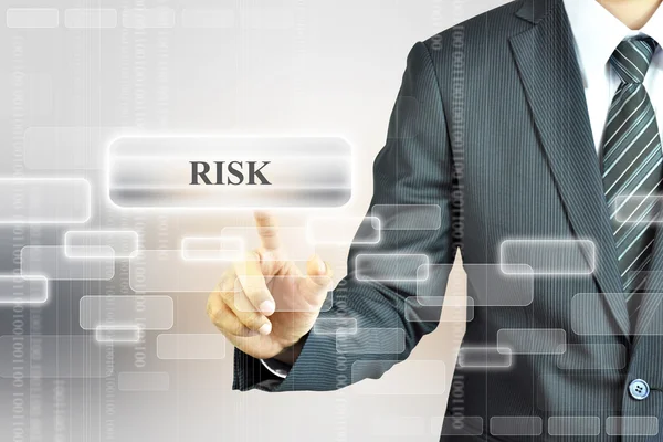 Бізнесмен торкається знака Risk — стокове фото