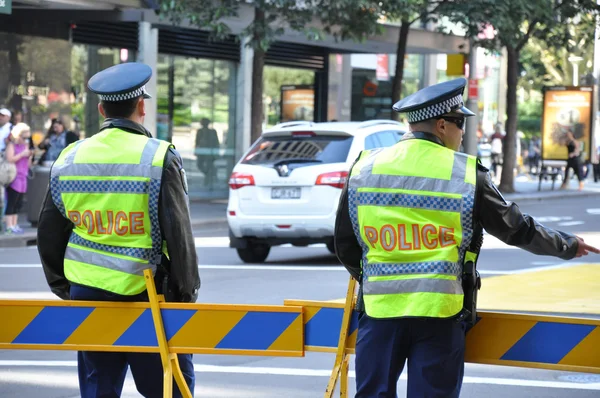 iş yerinde iki polis memuru