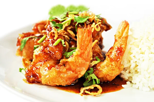 Comida tailandesa - gambas fritas en salsa de tamarindo —  Fotos de Stock