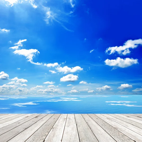 Holzdeck mit blauem Meer und Himmel Hintergrund — Stockfoto