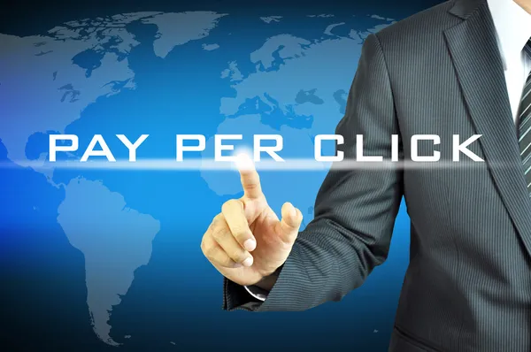 Uomo d'affari che tocca PAY PER CLICK sullo schermo virtuale — Foto Stock