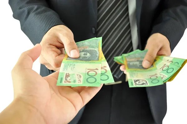 Χέρι λαμβάνουν χρήματα - αυστραλιανό δολάριο - από έναν επιχειρηματία — Φωτογραφία Αρχείου