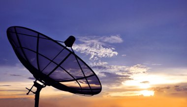 alacakaranlık gökyüzü arka plan üzerinde bir uydu çanağı