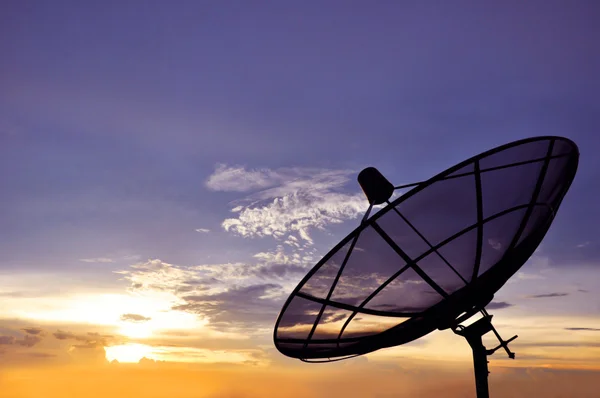 Uma antena parabólica no fundo do céu crepúsculo — Fotografia de Stock