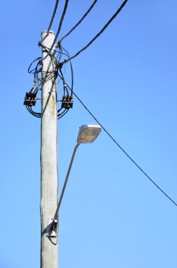 eski ahşap elektrik posta ile sokak lambası