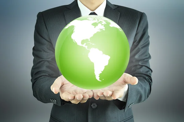 Человек держит зеленый глобус — стоковое фото