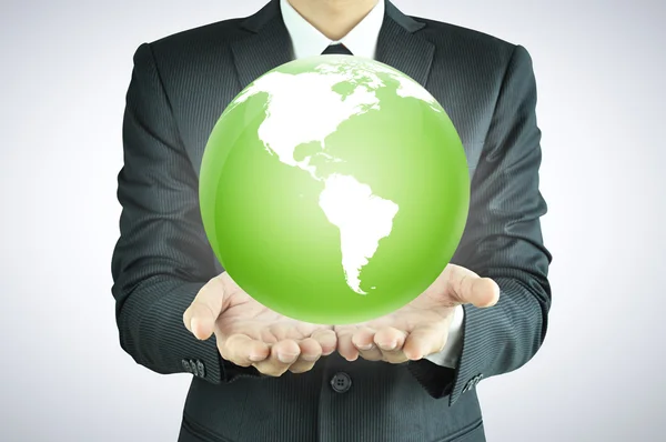 Человек держит зеленый глобус — стоковое фото