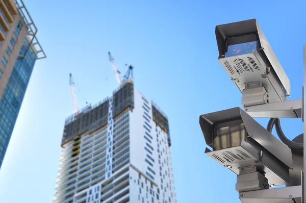 CCTV eller övervakning kameror i staden — Stockfoto